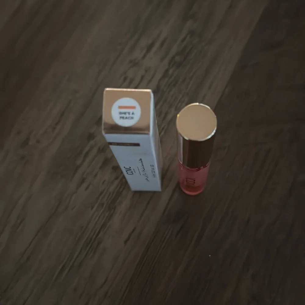 Iconic London Lip Gloss - She’s A Peach